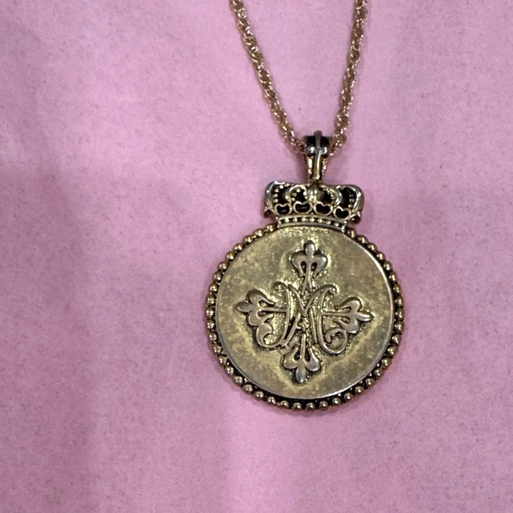 Elegant Gold Reversible Pendant Necklace - Picture 3 of 4